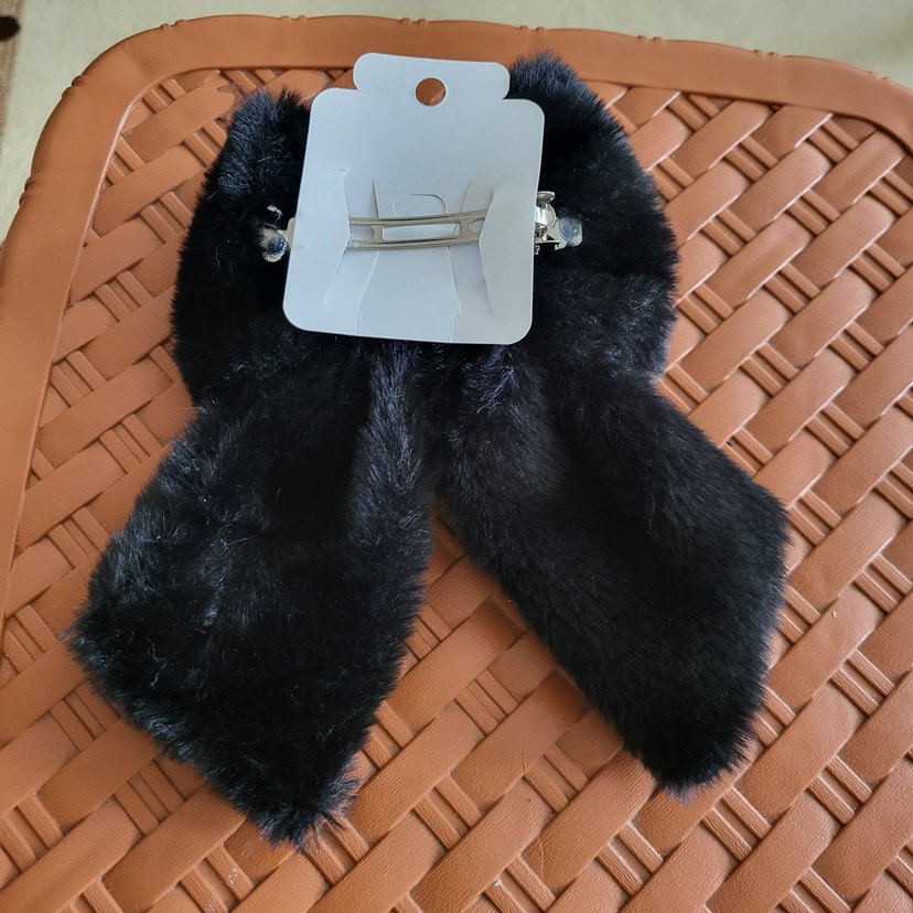 Siyah Kürklü Büyük Fiyonk  Toka - Görsel 3