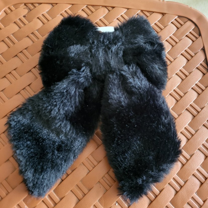 Siyah Kürklü Büyük Fiyonk  Toka - Görsel 2