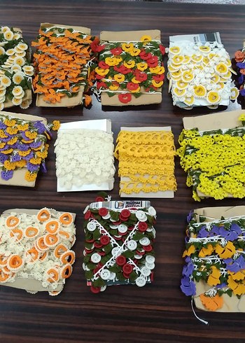 Renkli El Yapımı Çiçek Süslemeleri