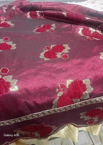 Bordo İşlemeli Parlak Yatak Örtüsü - Görsel 2