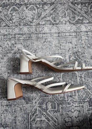 Kalın topuklu sandalet - Görsel 2