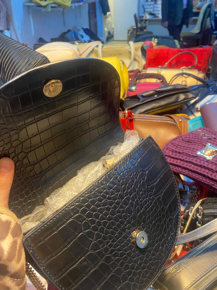 Kilitli Siyah Yılan Derisi Desenli Deri Çanta - Görsel 4