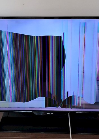 Çok Renkli Hasarlı Philips Monitör - Görsel 2