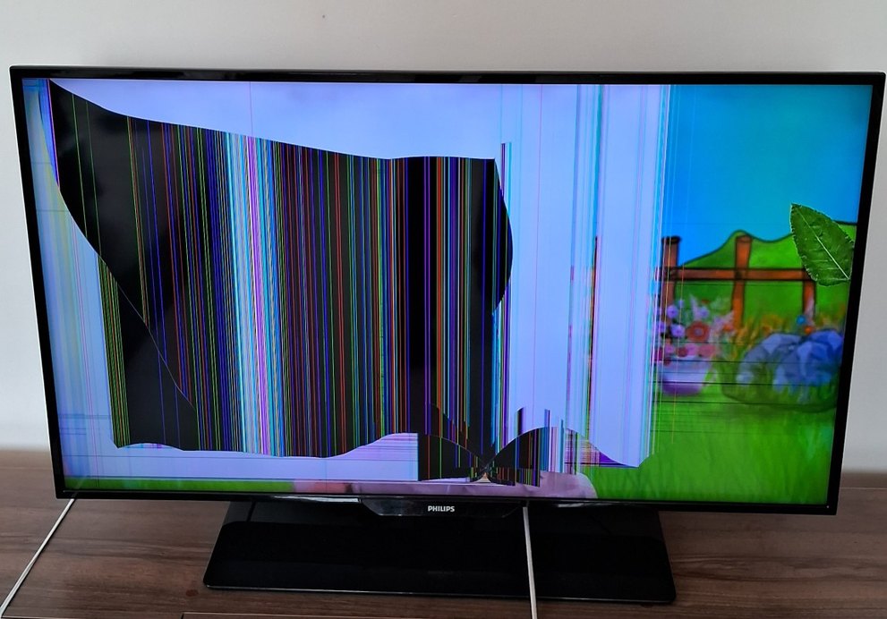 Çok Renkli Hasarlı Philips Monitör - Görsel 3