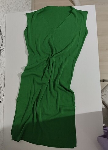 Yeşil uzun boydan sıfır kol yırtmaçlı triko elbise