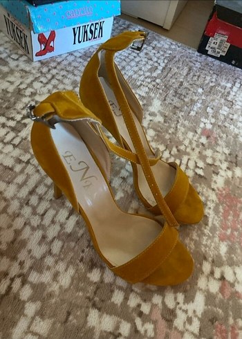 Sarı Süet Stiletto Topuklu Kadın Ayakkabı
