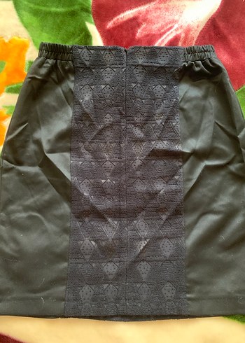 Şık dantel detaylı siyah saten mini etek - Görsel 2