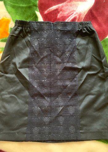 Şık dantel detaylı siyah saten mini etek - Görsel 3