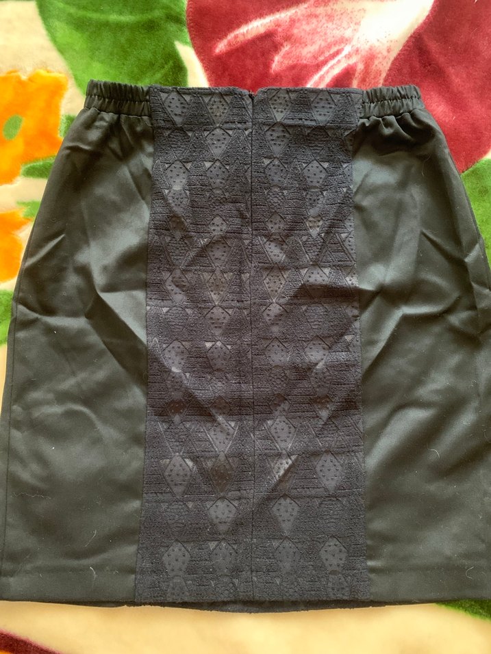 Şık dantel detaylı siyah saten mini etek - Görsel 2