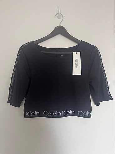 YENİ VE ETİKETLİ CK Calvin Klein Performans Siyah Crop Tişort L 