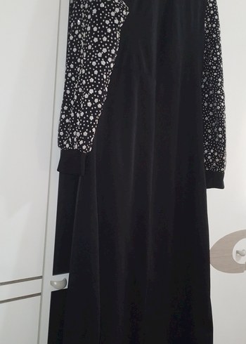 Parlak Papatya Desenli Kol Detaylı Siyah Uzun Elbise - Görsel 3