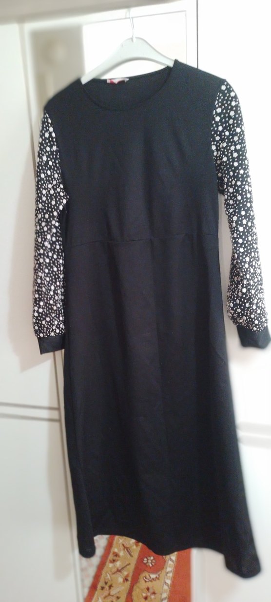 Parlak Papatya Desenli Kol Detaylı Siyah Uzun Elbise - Görsel 2