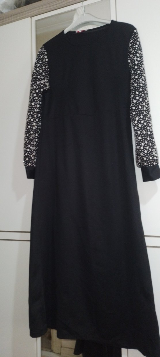 Parlak Papatya Desenli Kol Detaylı Siyah Uzun Elbise - Görsel 4