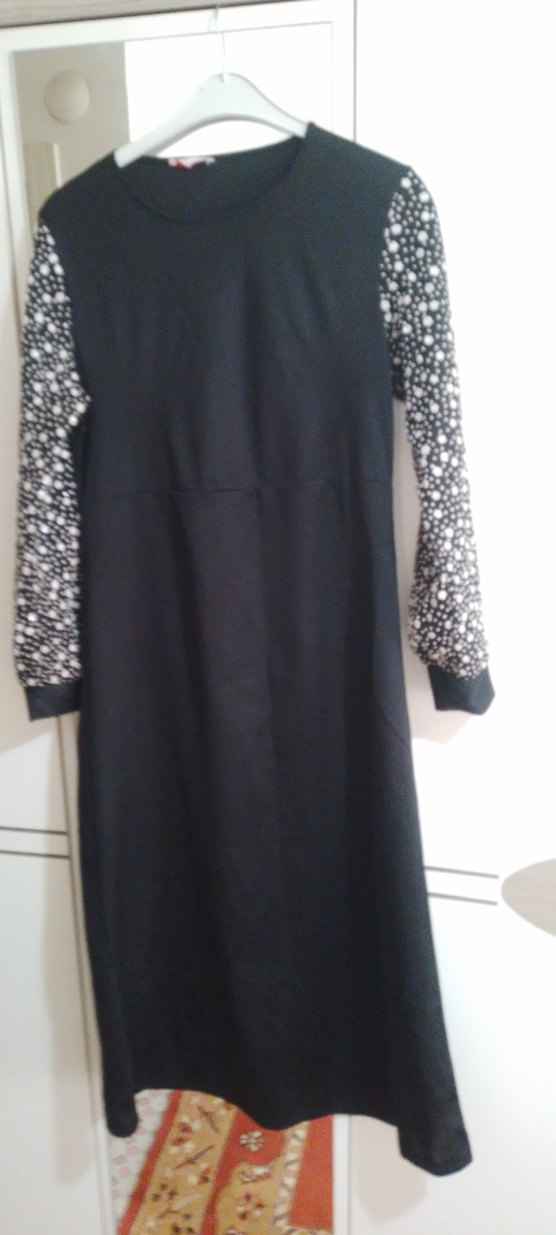 Parlak Papatya Desenli Kol Detaylı Siyah Uzun Elbise - Görsel 5