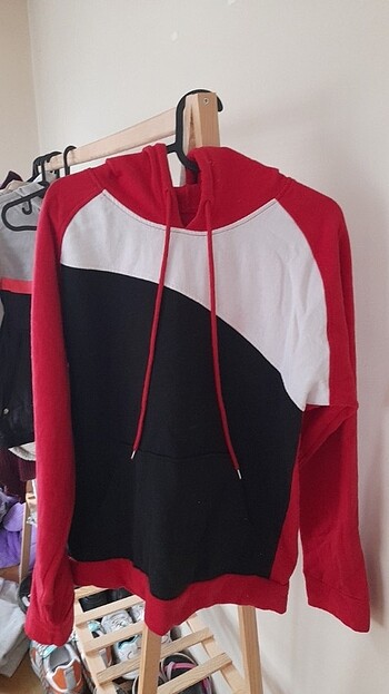 Diğer Kadin kapşonlu sweatshirt kırmızı siyah ve beyaz renkli m-l bede