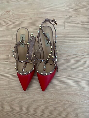 Fuşya zımbalı stiletto
