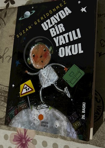 Uzayda Bir Yatılı Okul - Suzan Geridönmez