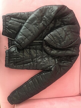 Siyah kapüşonlu şişme mont sateen marka