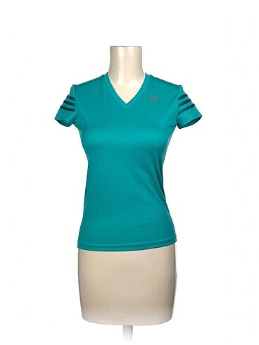 Adidas T-shirt %70 İndirimli.