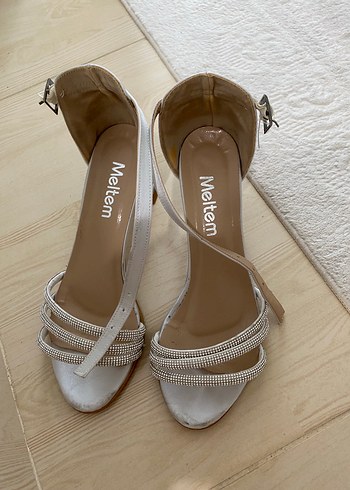 37 Beden Beyaz Stiletto Tokalı Abiye Ayakkabı