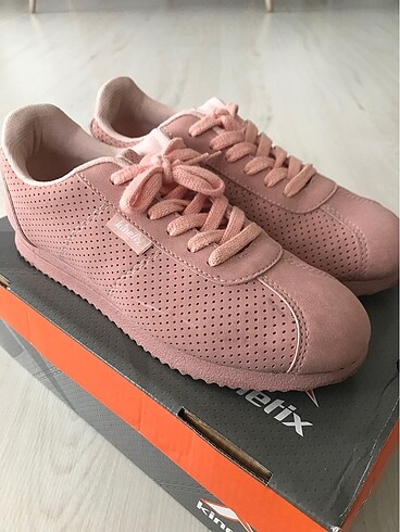 Pembe spor ayakkabı 