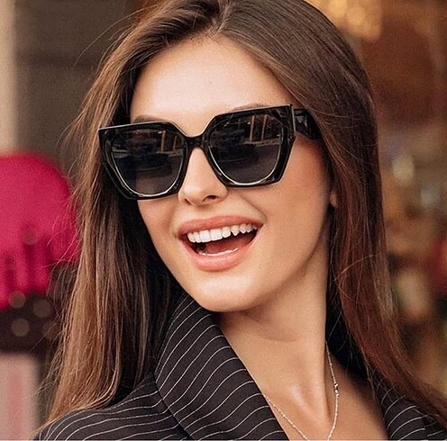 Prada model tarz gözlük uv 400 filtreli sıfır üründür kutulu gön