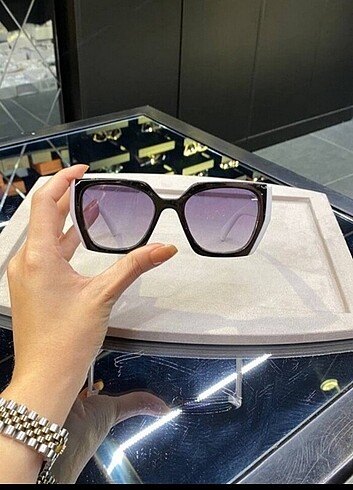 Prada Prada model güneş gözlüğü sıfır üründür kutulu gönderiyorum