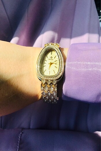 Bvlgari model taşlı gold saat sıfır üründür kutulu gönderiyorum