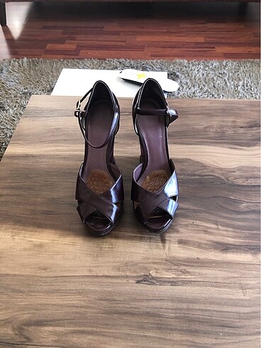 Charles & Keith Dolgu topuk sandalet