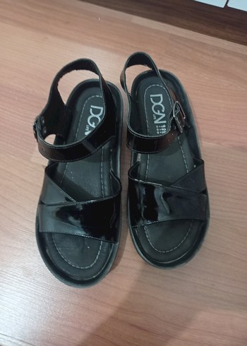 Siyah Rugan Tokalı Kadın Dolgu Topuk Sandalet