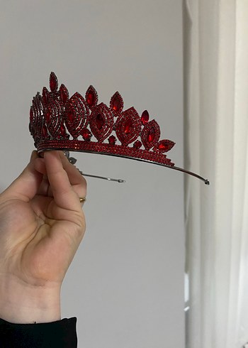 Kırmızı Pul İşlemeli Gotik Taç - Görsel 3