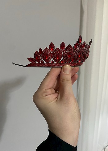 Kırmızı Pul İşlemeli Gotik Taç - Görsel 2