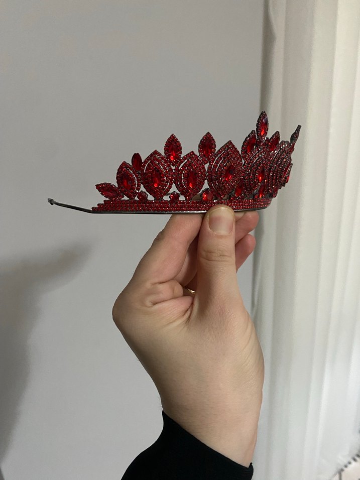 Kırmızı Pul İşlemeli Gotik Taç - Görsel 2