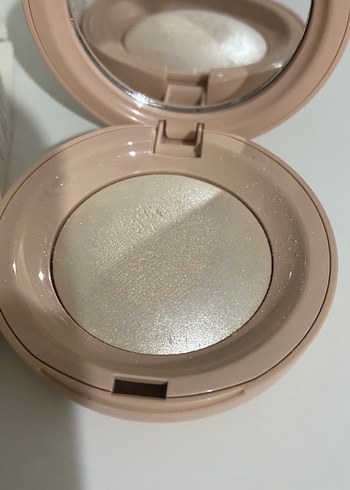  Beden Renk Rare Beauty highlighter