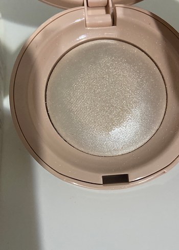  Beden Rare Beauty highlighter