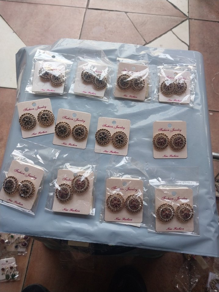 Renkli Boncuklu Kısa Kadın Küpeleri - Görsel 4