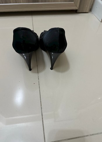 Siyah Yılan Derisi Desenli Tokalı Topuklu Ayakkabı - 39 numara - Görsel 3