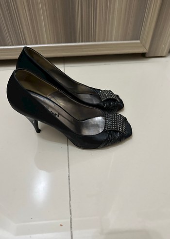 Siyah Yılan Derisi Desenli Tokalı Topuklu Ayakkabı - 39 numara - Görsel 5