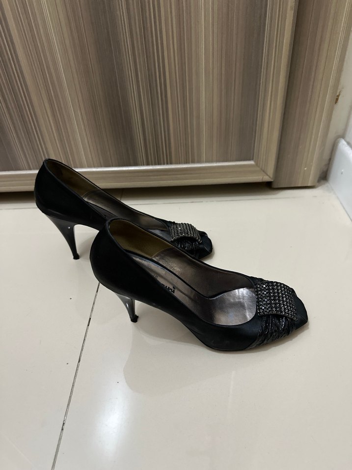 Siyah Yılan Derisi Desenli Tokalı Topuklu Ayakkabı - 39 numara - Görsel 4