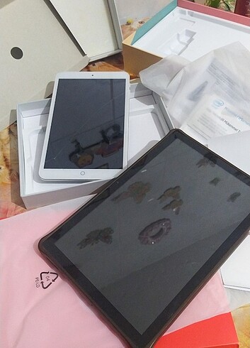 İki adet tablet 