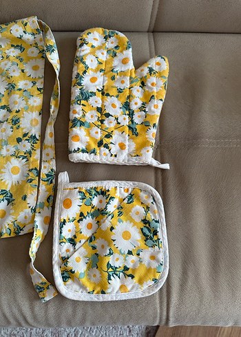 Sarı Çiçek Desenli Mutfak Önlüğü eldiven tutacak seti - Görsel 5