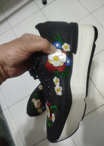 Çiçek İşlemeli Çok Renkli Kadın Spor Ayakkabı - Görsel 3