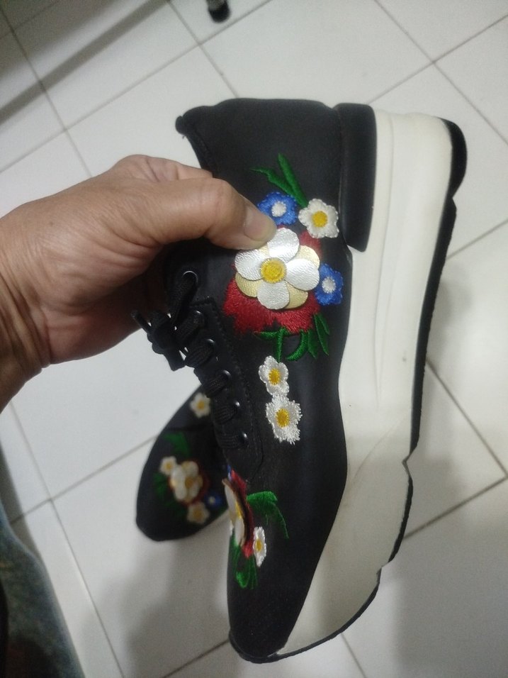 Çiçek İşlemeli Çok Renkli Kadın Spor Ayakkabı - Görsel 3