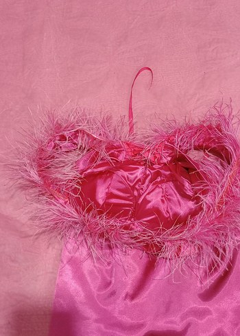 Pembe Tüylü Straplez Midi Elbise - Görsel 2