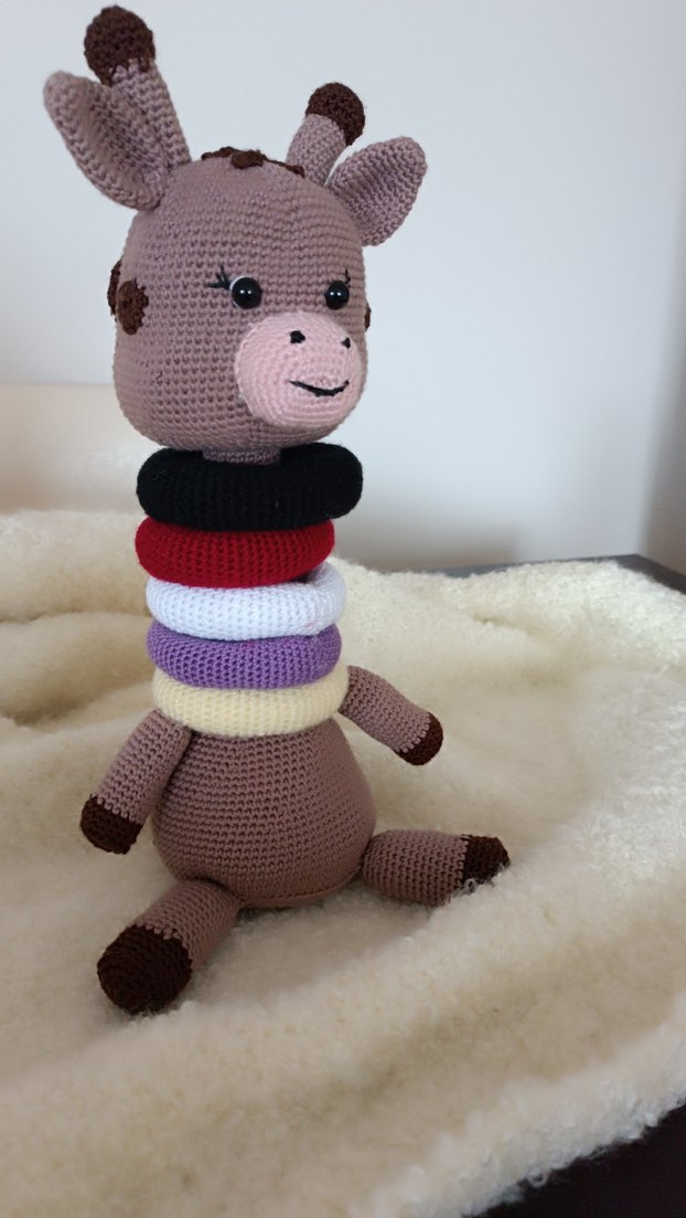 Renkli Halka Oyuncaklı Gri Örgü Zürafa - Görsel 2