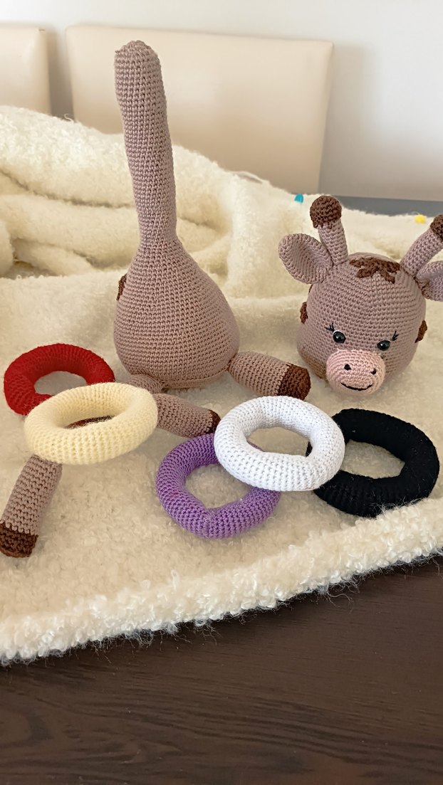 Renkli Halka Oyuncaklı Gri Örgü Zürafa - Görsel 5