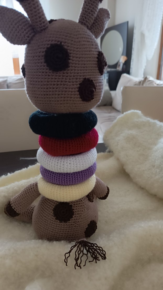 Renkli Halka Oyuncaklı Gri Örgü Zürafa - Görsel 3