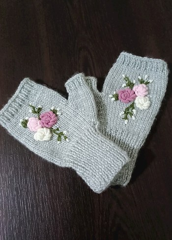 Gri Örgü Kadın Eldiveni Çiçek Nakışlı - Görsel 2