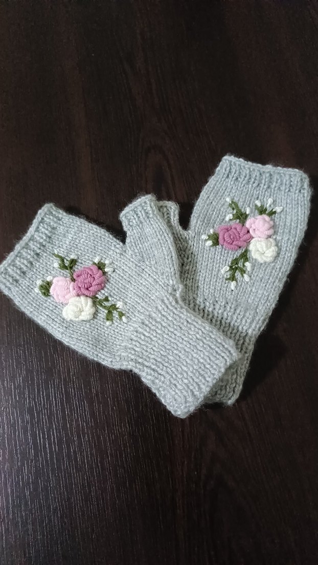 Gri Örgü Kadın Eldiveni Çiçek Nakışlı - Görsel 2