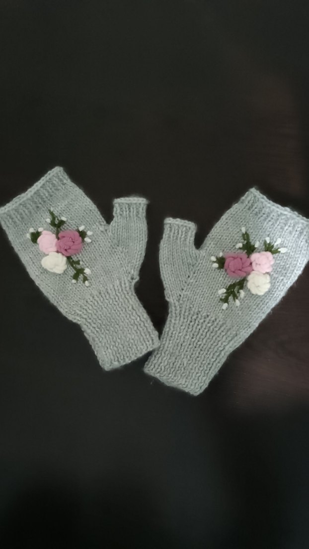 Gri Örgü Kadın Eldiveni Çiçek Nakışlı - Görsel 3